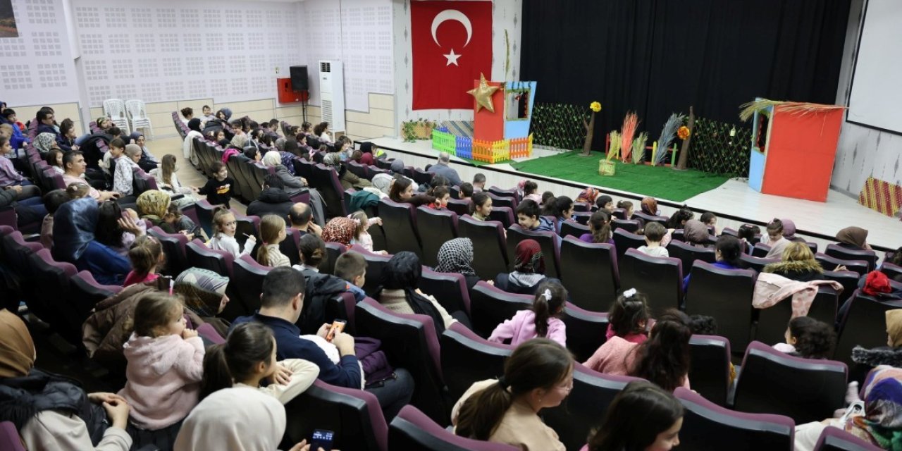 Kartepe'de çocuklar "Meraklı Civciv" oyununu izledi