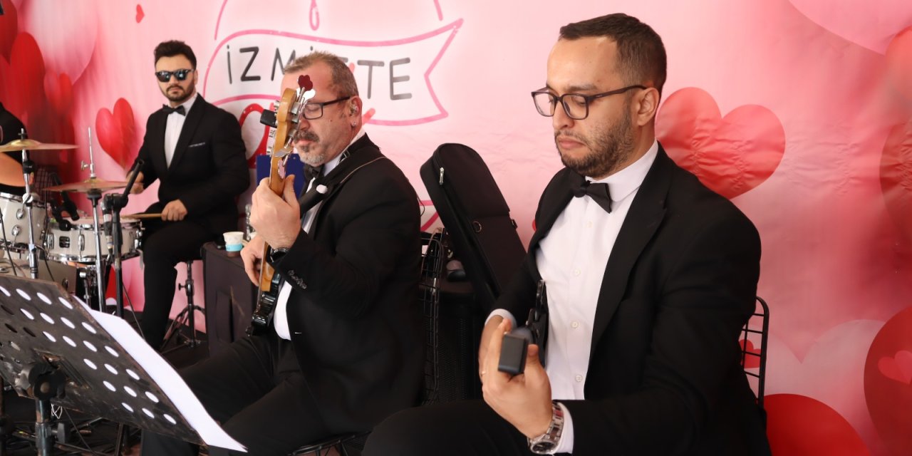 İzmit’te Sevgililer Günü coşkusu Belediye Meydanı’nda yaşandı