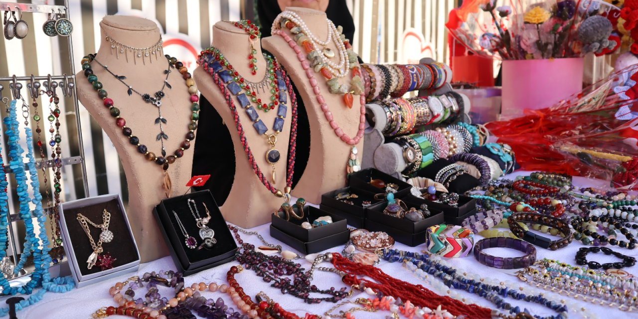 El Emeği Pazarına vatandaşlardan yoğun ilgi