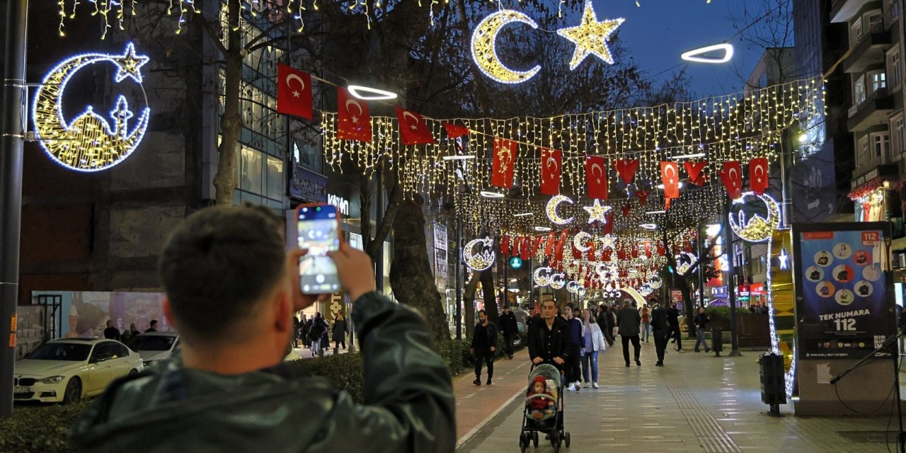 İzmit, Ramazan’ı ışıl ışıl karşılıyor