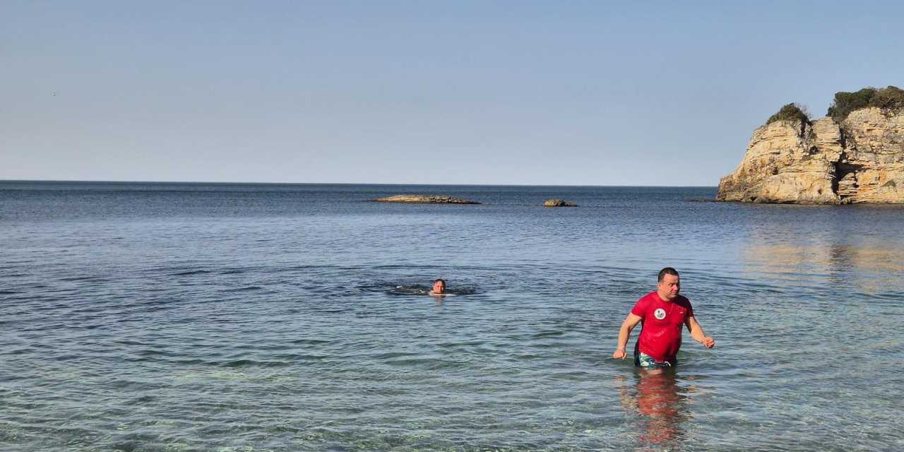 Kandıra’da Şubat Sürprizi: Dağcılar Denize Girdi