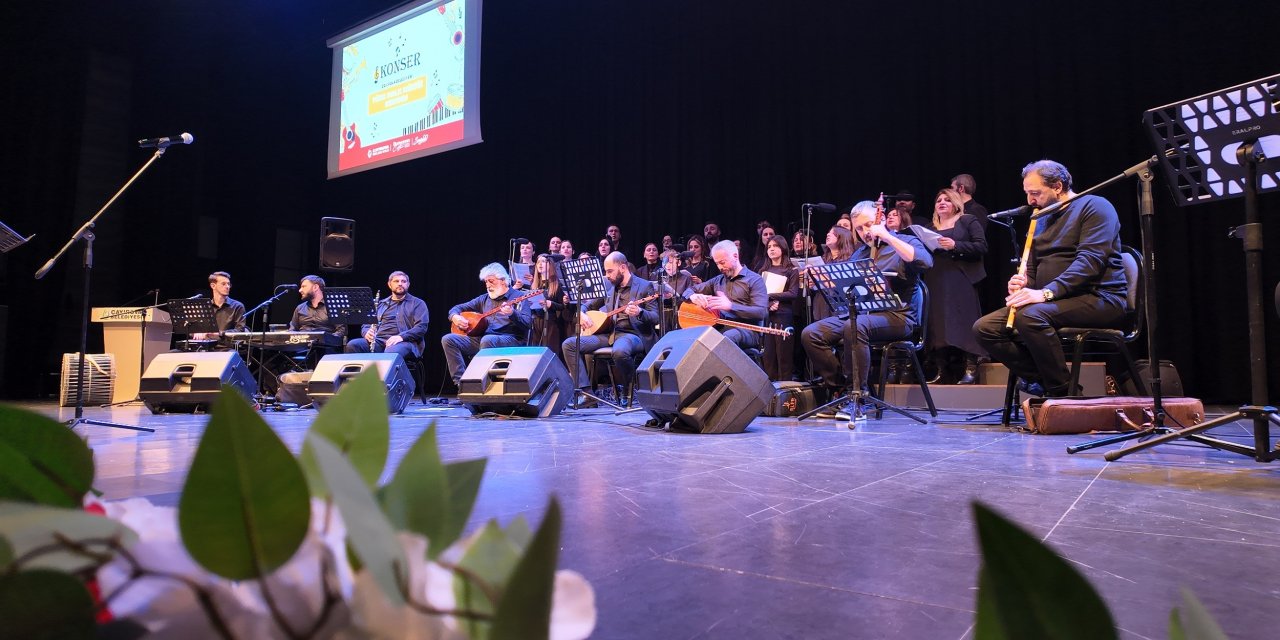 Çayırova'da Türk Halk Müziği Korosu konser verdi