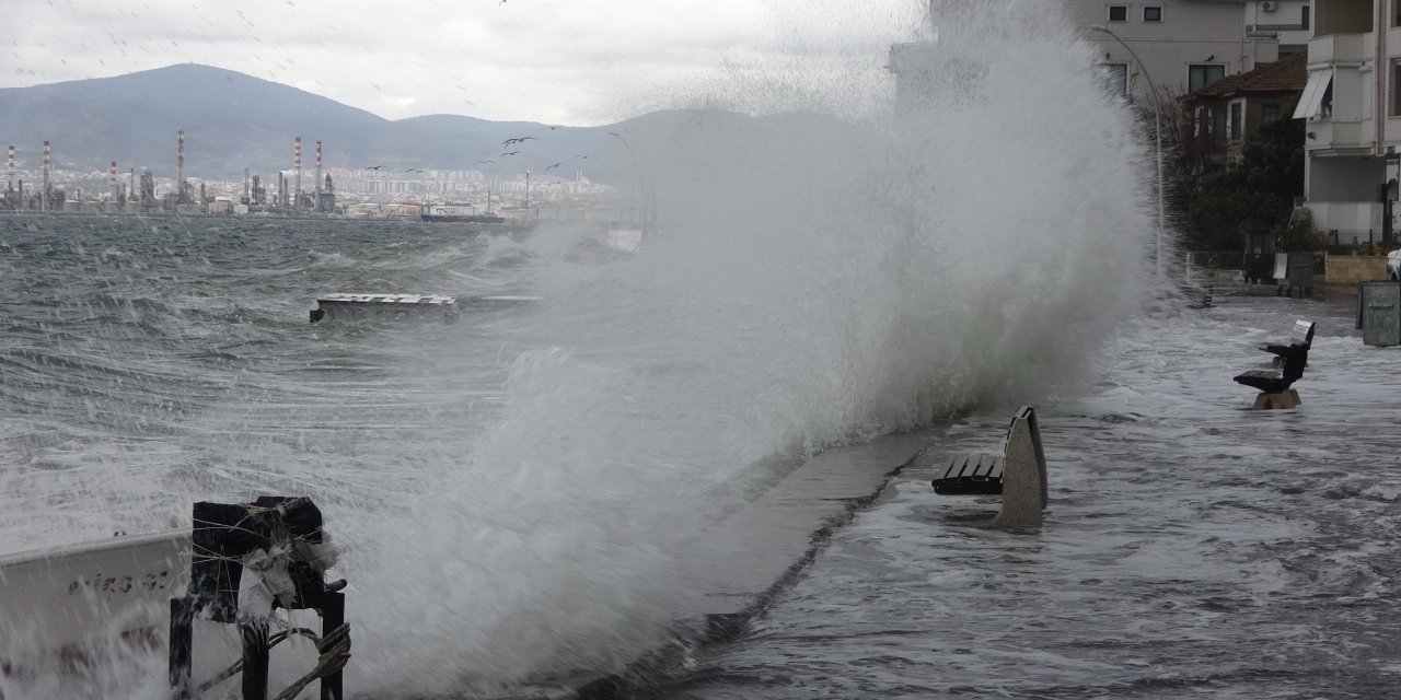 Kocaeli'yi lodos vurdu, yollar göle döndü