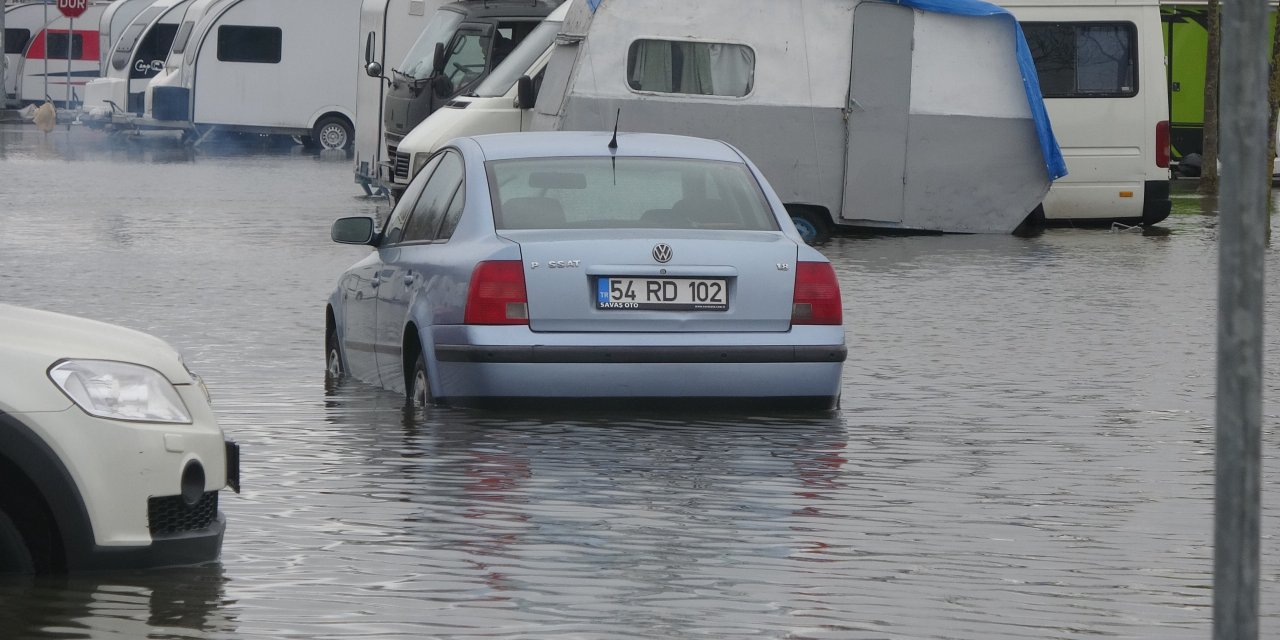 Kocaeli'de karavanlar su içinde kaldı!