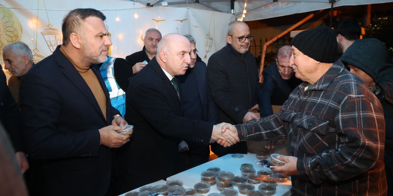 Başkan Bıyık, ilk teravihte vatandaşla buluştu