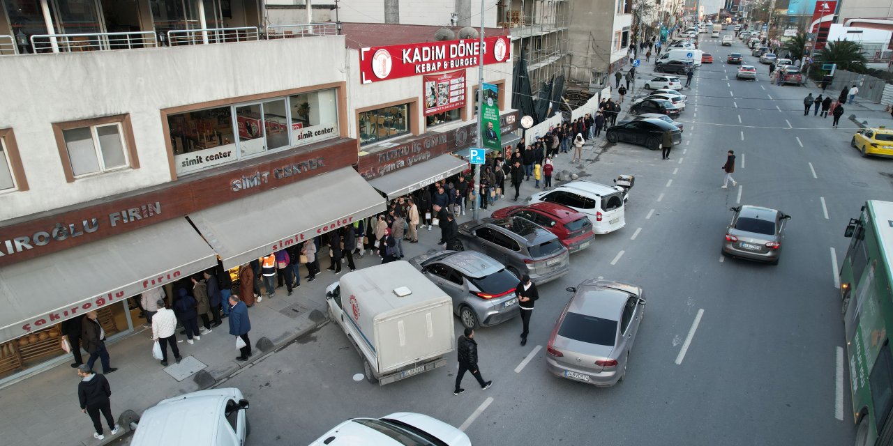 İstanbul’da ilk iftarda pide kuyruğu havadan görüntülendi