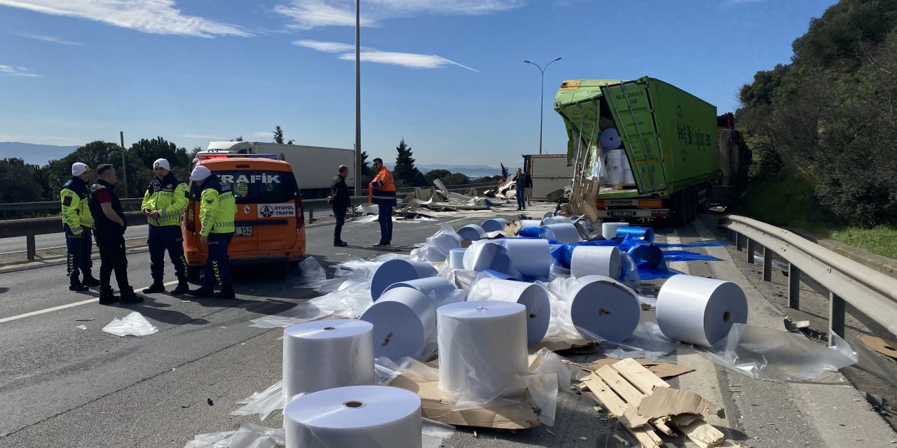TEM'de iki tır kazaya karıştı, trafik felç oldu