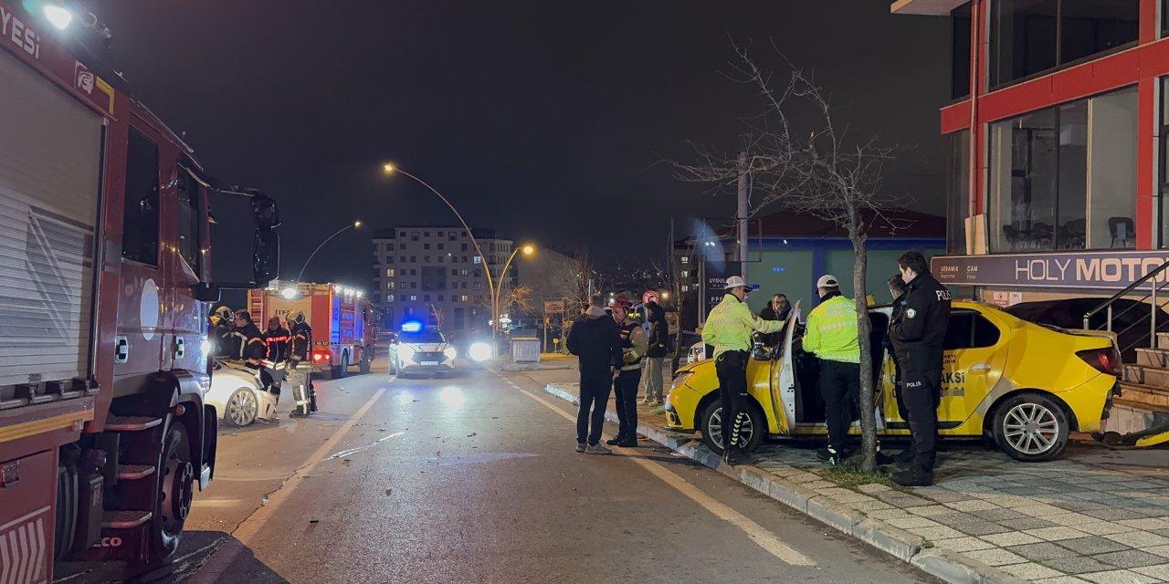 İki otomobil çarpıştı