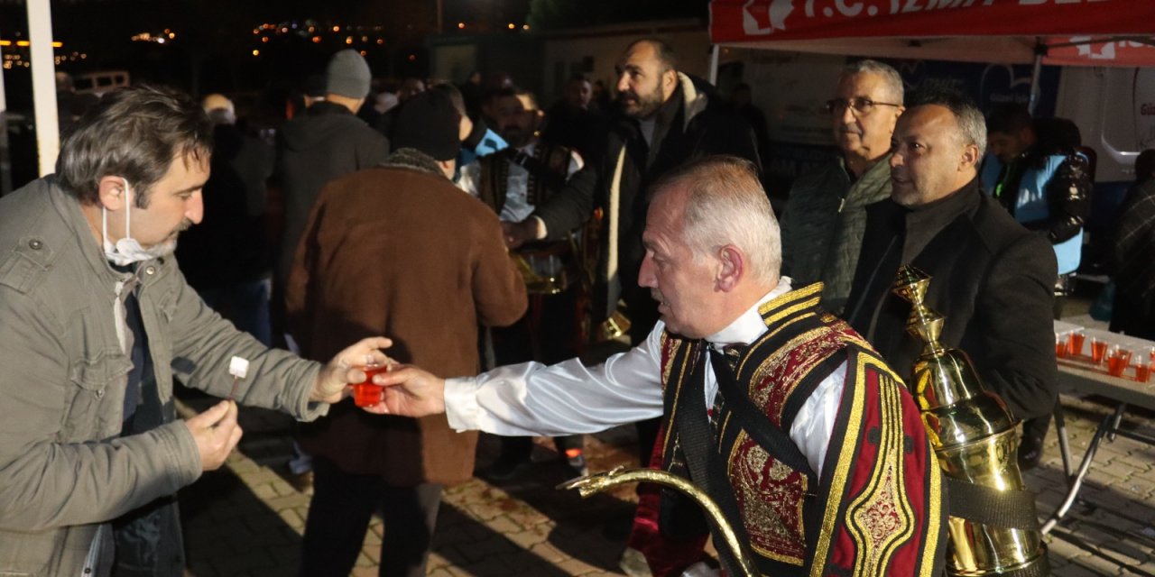 Teravih sonrası gönülleri ısıtan ikram