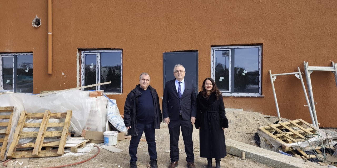 Hizmet binası inşaat alanında incelemeler