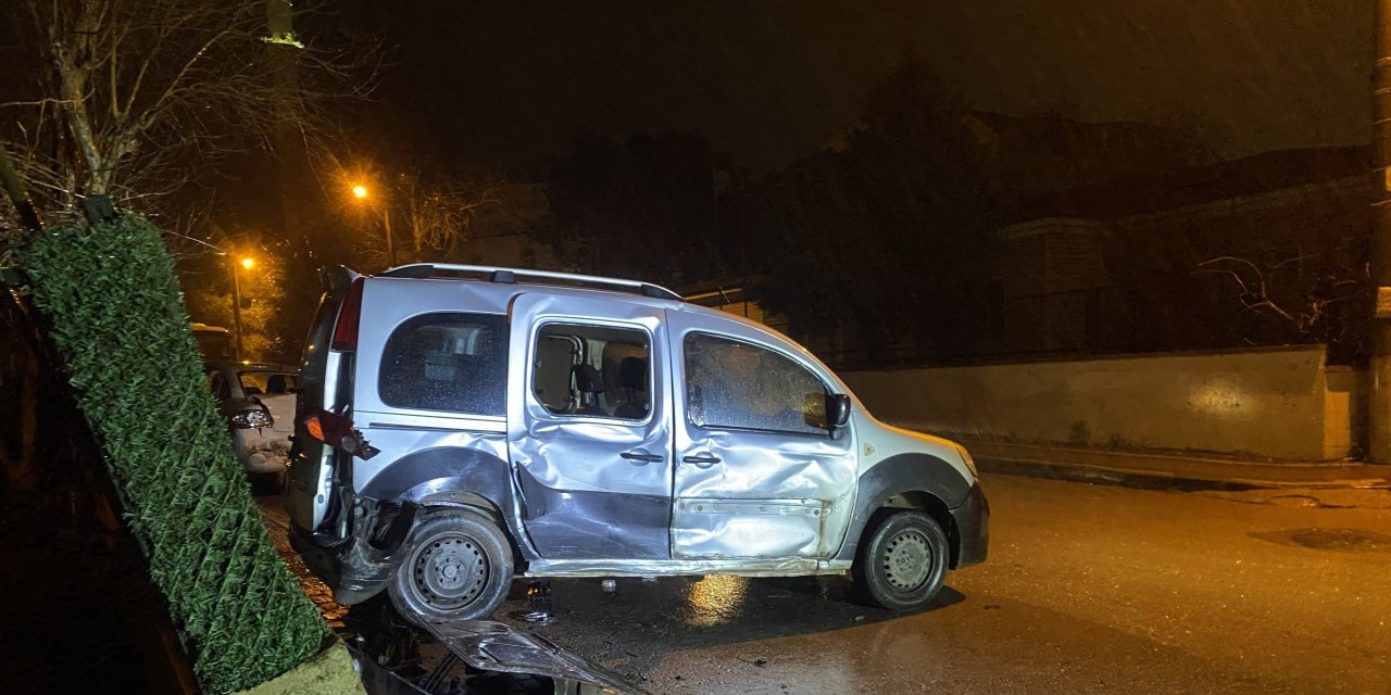 Zincirleme kazada sürücü kaçtı: 1 yaralı