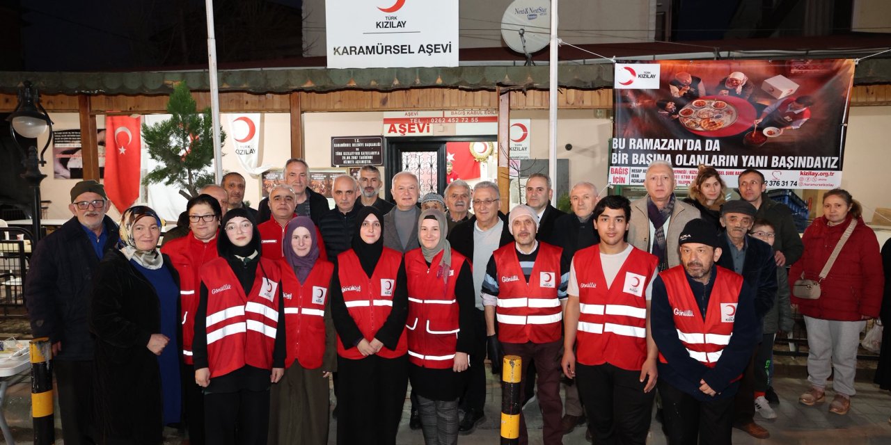 Başkan Çalık, İftarını  Kızılay Şubesinde Açtı