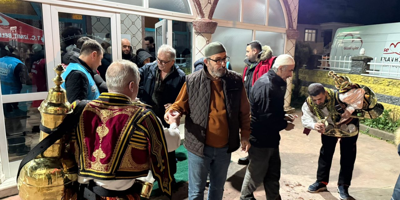 İzmit Belediyesi'nden  şerbet ve lokum ikramı