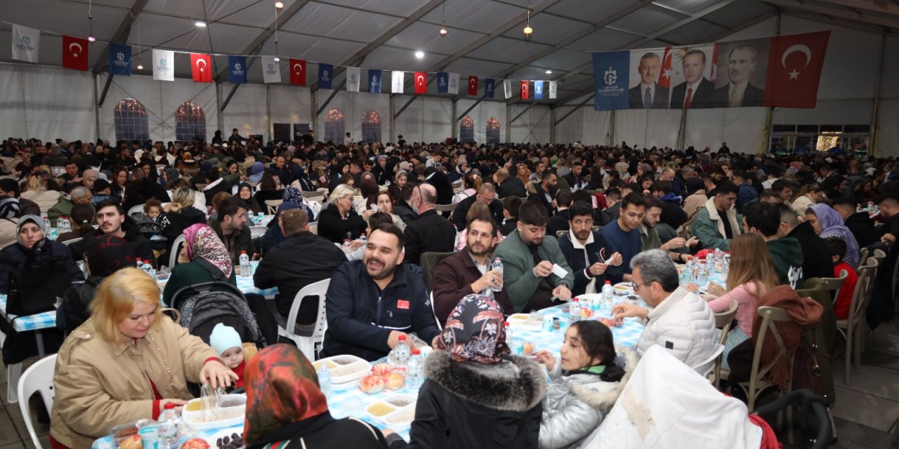 İzmit’teki kardeşlik sofrası dolup taşıyor