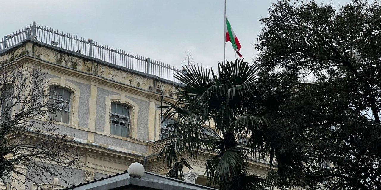 İran Başkonsolosluğu’nda bayrak yarıya indirildi