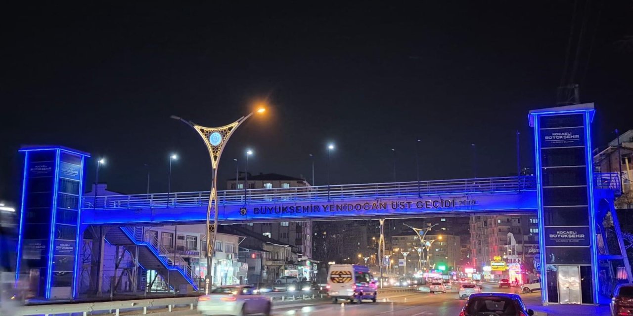 Kocaeli Mavi Renge Büründü