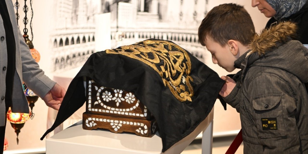 "Sakal-ı Şerif" ve Kabe örtüsü ziyarete açıldı