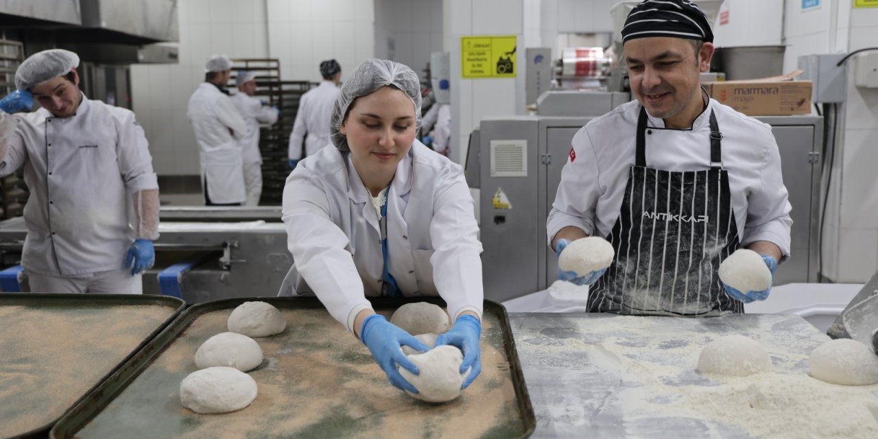 Kendi yaptıkları pideleri iftar çadırında dağıttı
