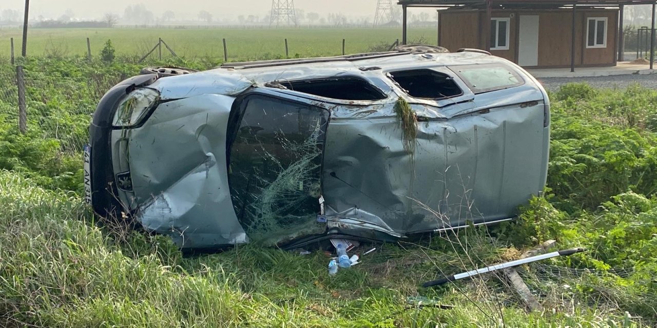 Kontrolden çıkan hafif ticari araç takla attı