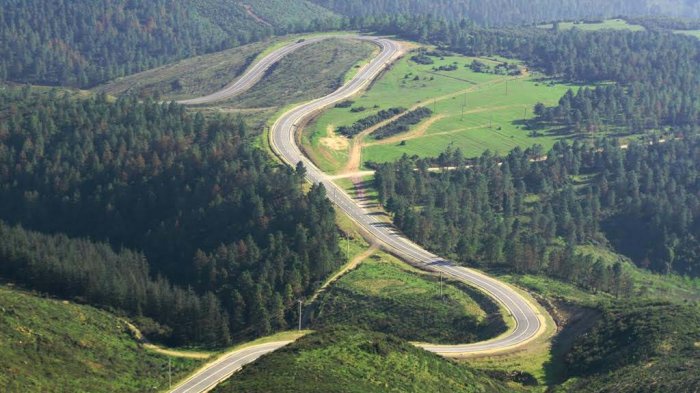 Köy yolları her mevsimde ayrı bir güzel oluyor