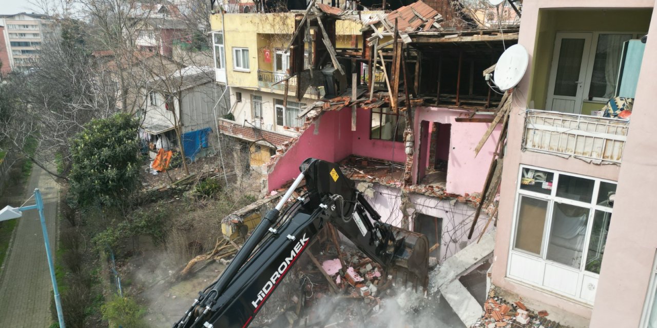 İzmit Belediyesi, tehlike oluşturan metruk binayı yıktı