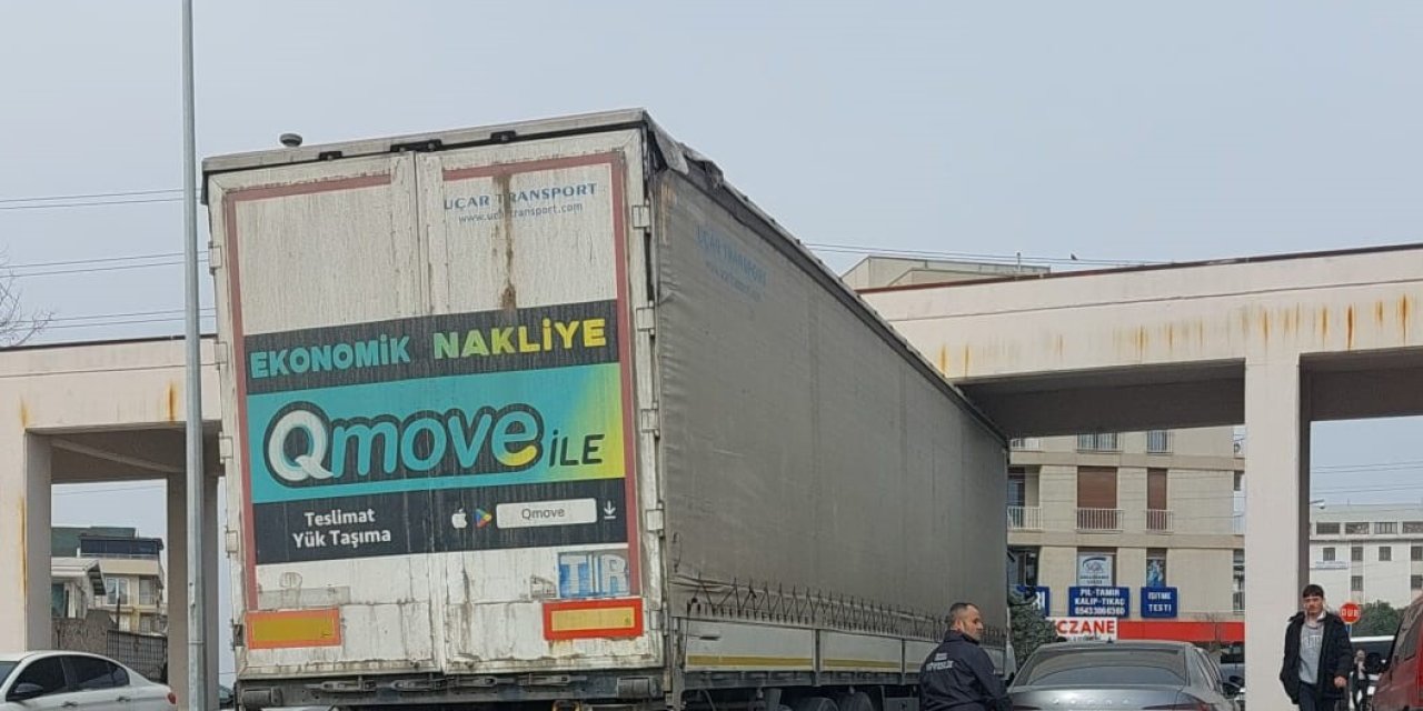 Tır hastanenin giriş   kapısında sıkıştı!