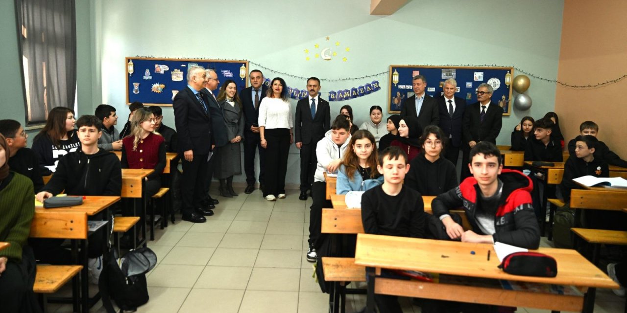 Vali Aktaş, İzmit Ulubatlı Hasan Ortaokulunu Ziyaret Etti