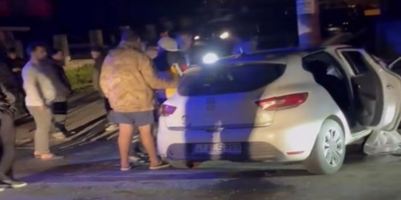 Kavşakta otomobiller çarpıştı: 4 yaralı