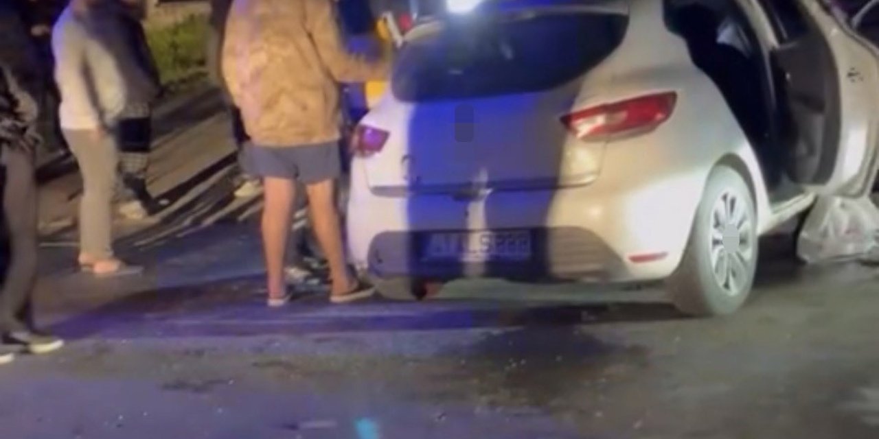 Kavşakta otomobiller çarpıştı: 4 yaralı