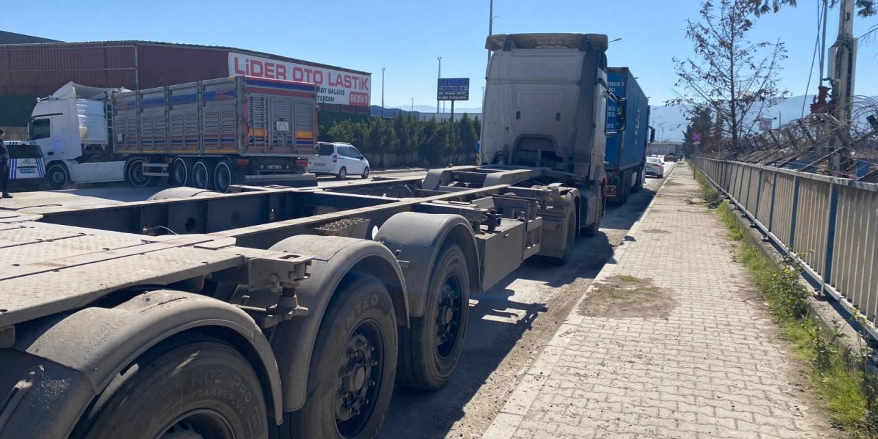 İki tırın arasında feci ölüm