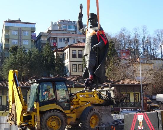 Atatürk heykelini taşıdılar
