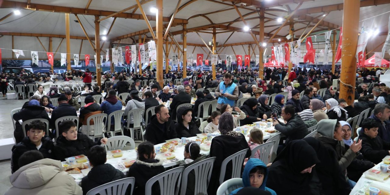 Yüzlerce kişi aynı sofrada buluştu