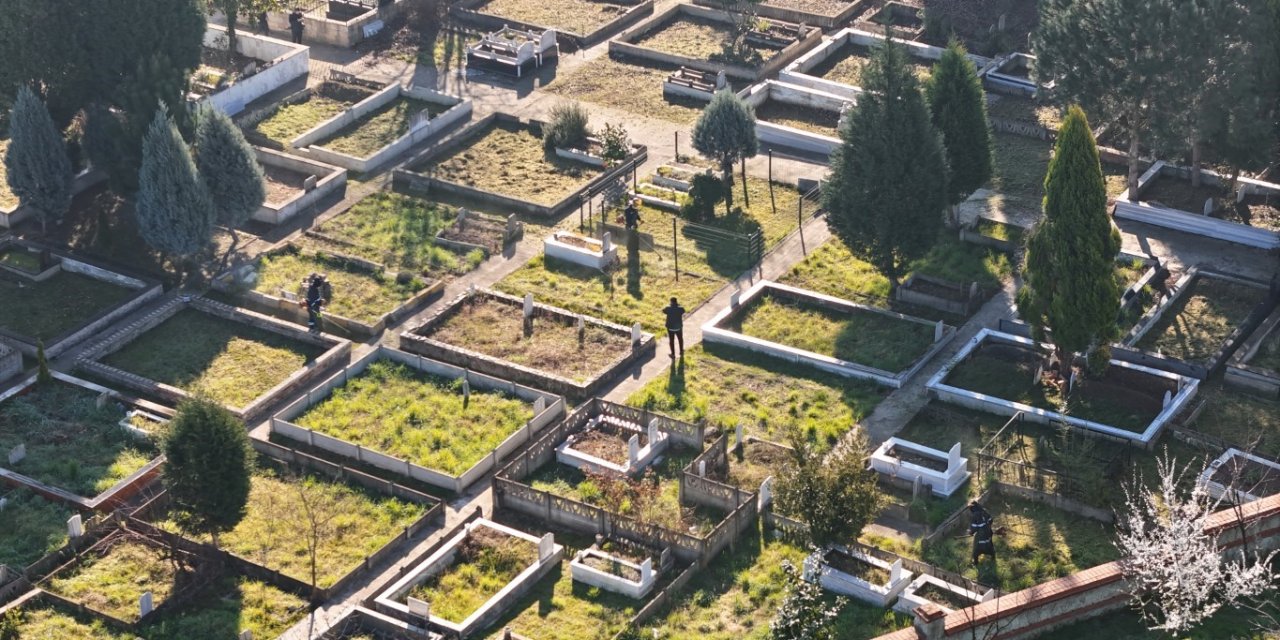 Bayram öncesi mezarlıklarda temizlik çalışması