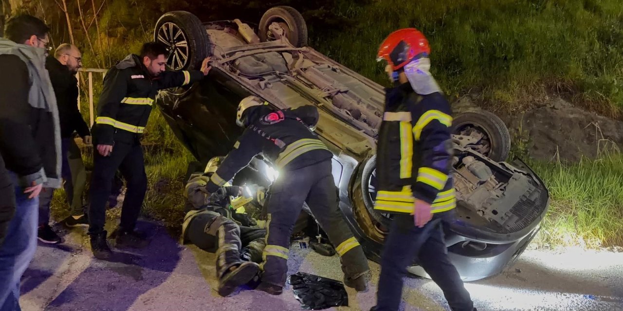 OTOMOBİL TAKLA ATTI:    2 kişi yaralandı, diğer sürücü kaçtı