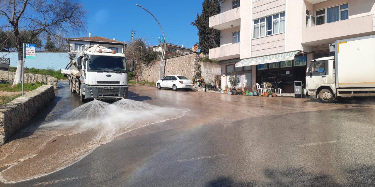 Sokaklar Sabunlu Suyla Yıkanıyor