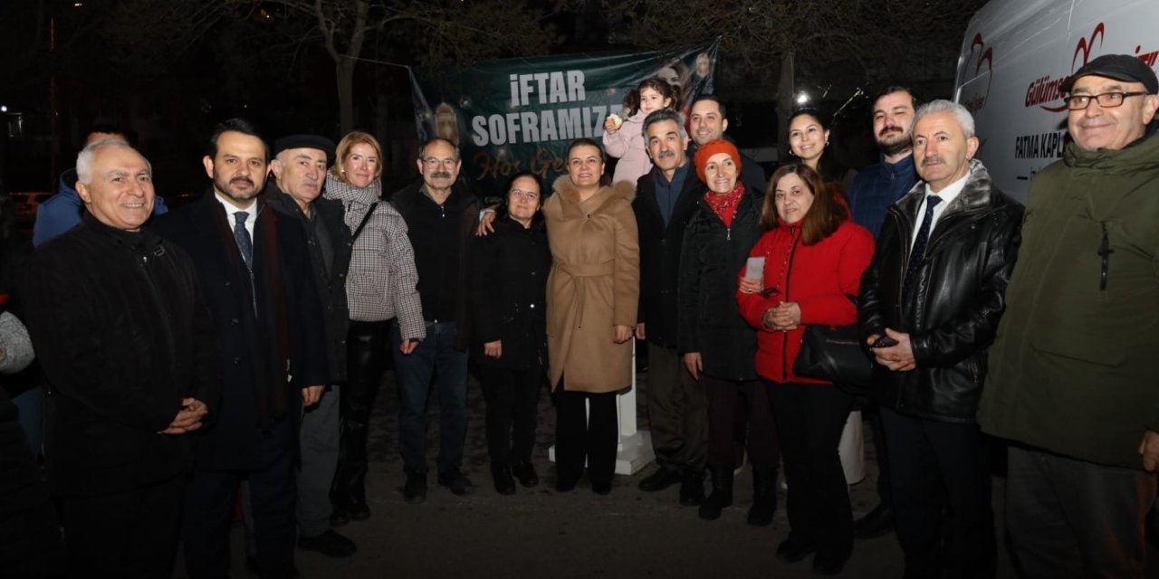 Yüzlerce vatandaşlarla aynı sofrada buluştu