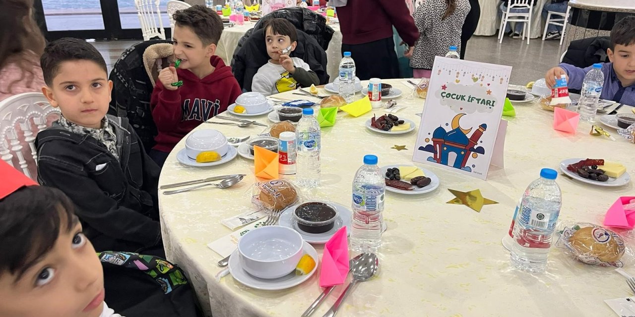 Merih Demiral’dan ilkokul öğretmenine jest