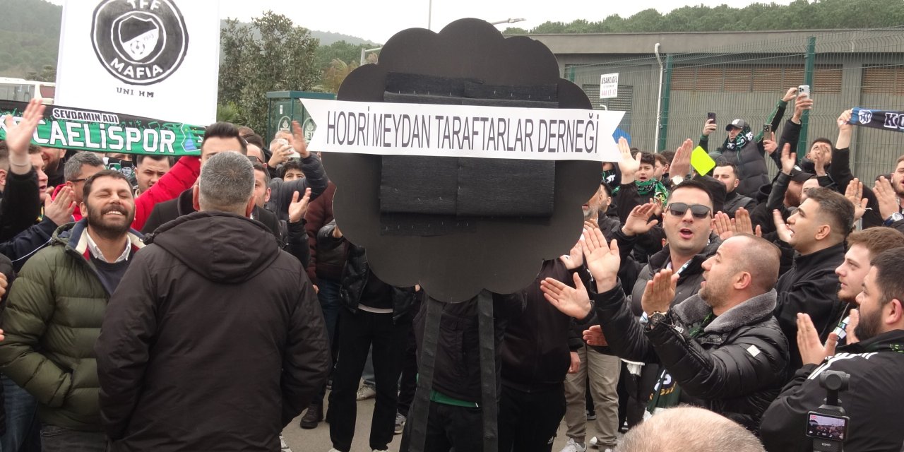 Kocaelispor taraftarları, TFF önüne siyah çelenk bıraktı