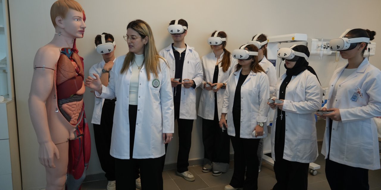 VR gözlüğü takıp damar  yolunu 3 boyutlu buluyorlar