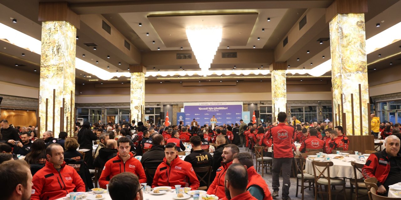 Büyükakın afet gönüllüleri ile iftar yaptı