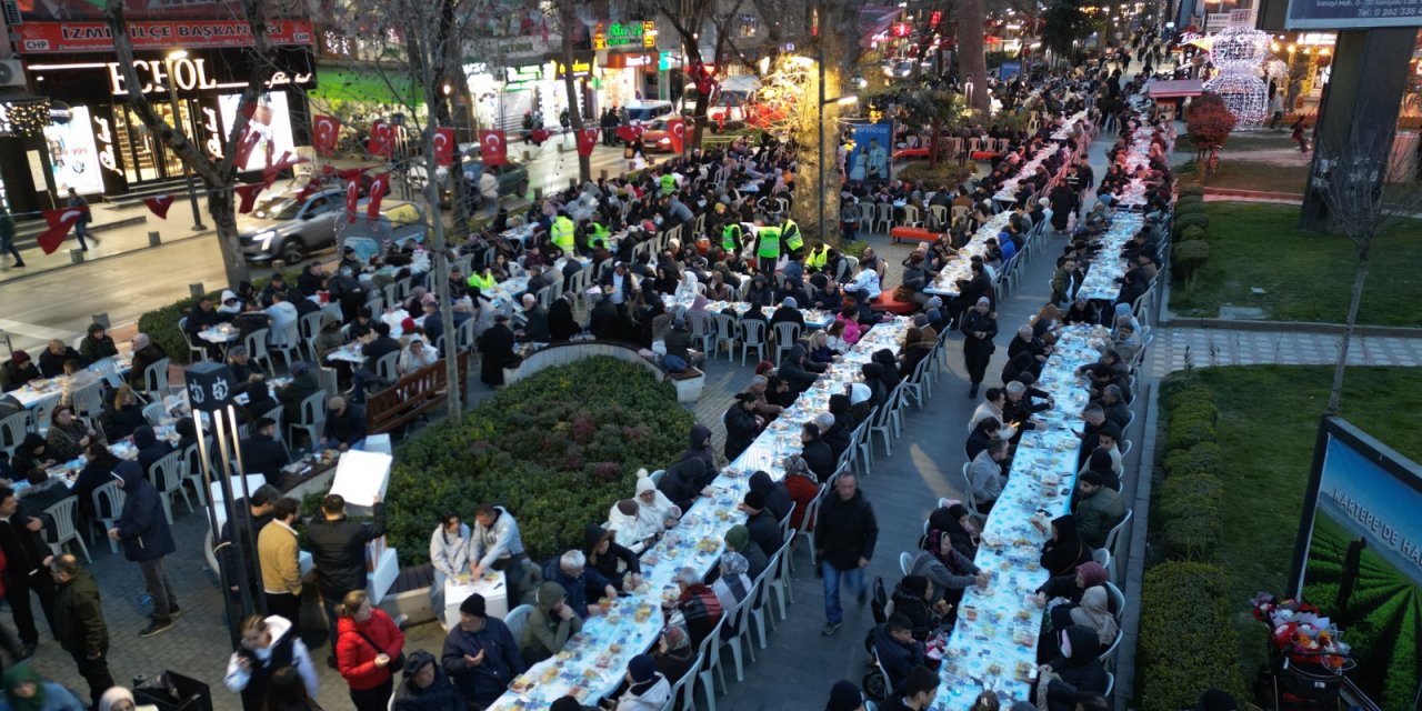 İzmit’te binlerce vatandaş aynı iftar sonrasında buluştu