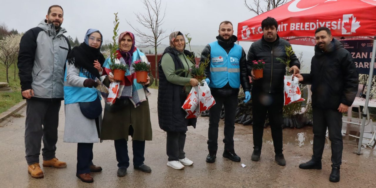 Arife günü mezarlıklarda binlerce fide dağıtıldı