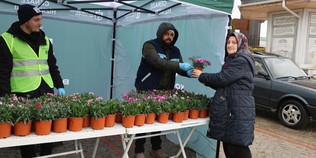 Büyükşehir, kabirler için on binlerce çiçek dağıttı