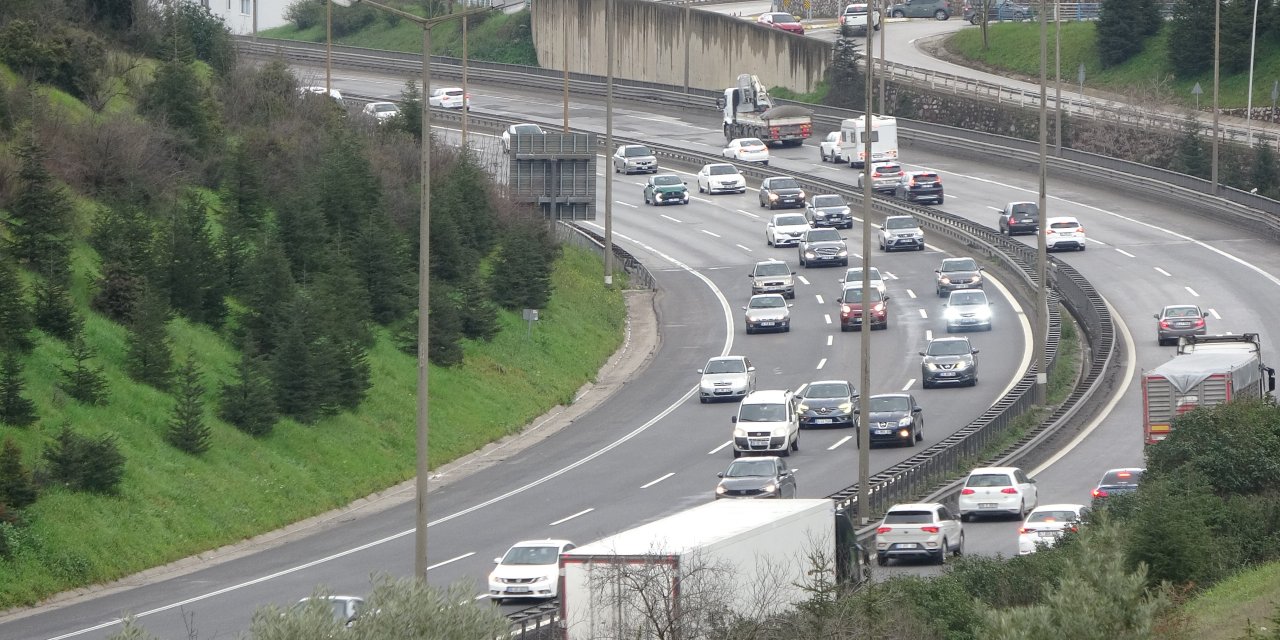 Bayram tatili dönüşleri başladı, TEM'de akıcı yoğunluk hakim
