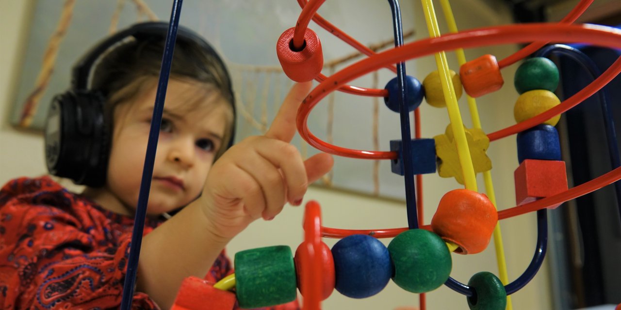 Otizmli kızıyla kurduğu "müzik  bağı" diğer ailelere umut oldu