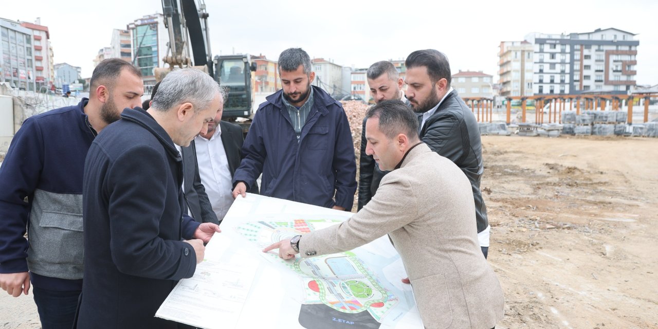 Çiftçi, kent meydanındaki çalışmaları inceledi