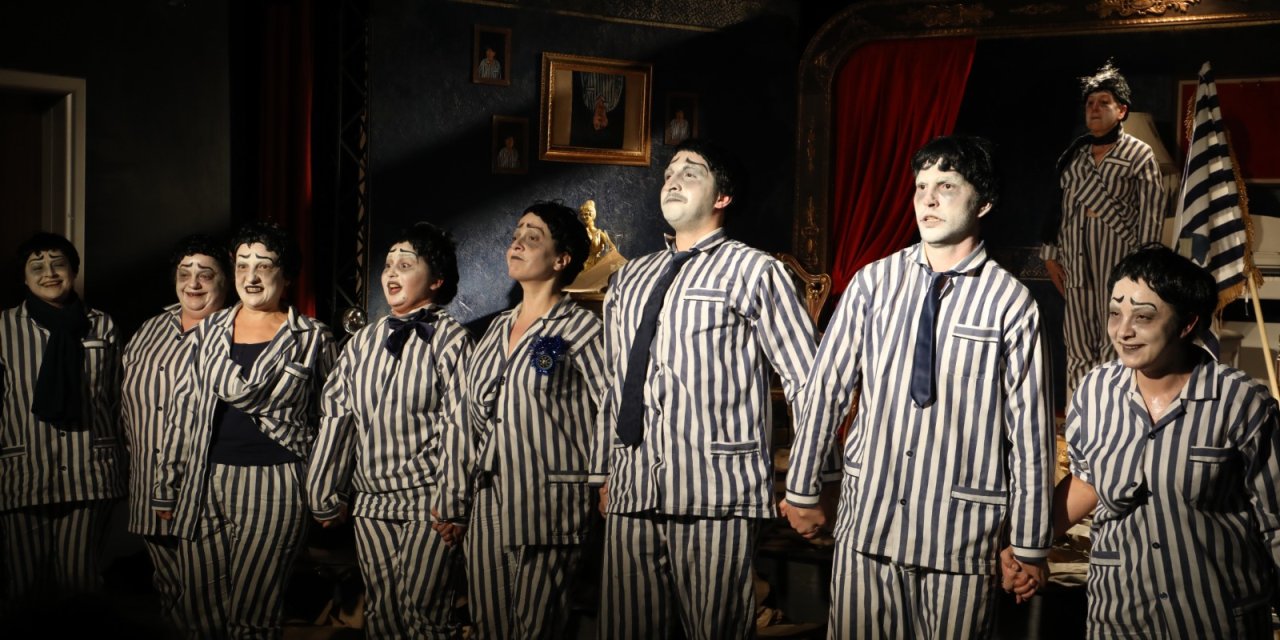 İzmit’in yeni sanat sahnesi Bir Delinin Hatıra Defteri ile açıldı