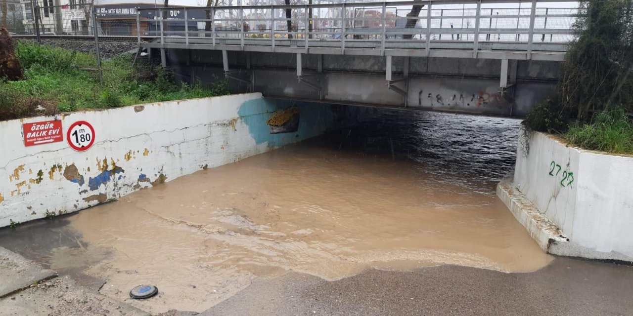 Alt geçidi su bastı