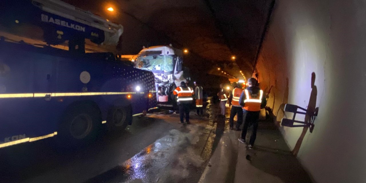 TEM'de 4 araç çarpıştı,  tır sürücüsü yaralandı