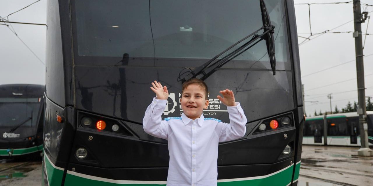 Hayal etti, 6 yaşında vatman oldu